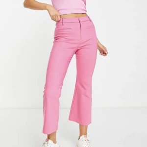 Hela nya figursydda byxor (prislapp kvar) - Helt oanvända figursydda byxor/kostymbyxor (prislapp kvar)  Ursprungligt pris: 299 kr