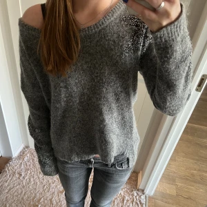 Guess tröja - Assnygg Guess tröja i perfekt skick, endast använd ett fåtal gånger! Silvriga sjärnot på höger axel och längs armarna. Storlek S, men passar allt från Xs-M💕💕