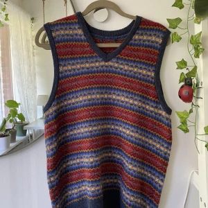 Retro väst - Säljer min älskade retro-väst från myrorna då den är alldeles för lång för mig. Storlek står inte, men skulle gissa S-L, beroende på hur en vill att den ska sitta + hur lång en är. Skriv om du har frågor :)