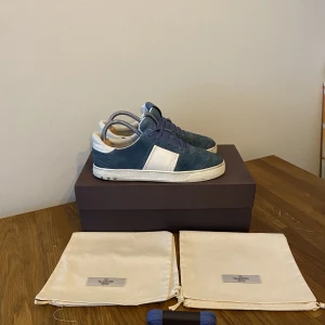 Valentino flycrew - (Ompublicering)   Säljer dessa flycrews i storlek 40,5. Två nitar på vardera sko saknas och lite sliten inne på vänstra fot. Box dustbag och skosnören kommer med. Skriv för eventuella frågor🌟