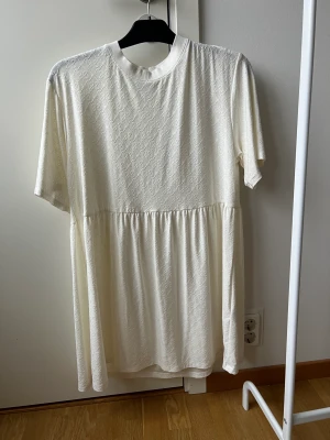 Vit sommarklänning - Vit sommarklänning, strl M. 150kr