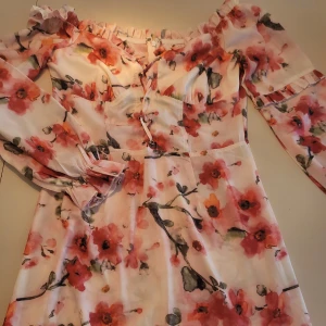 Sommarklänning - En somrig tunn klänning från Missguided. Storlek 38. Fint skick! Endast använd fåtal gånger.