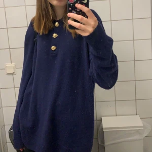 & other stories ylletröja - suuuperfin o skön ylleteöja med söta 🍓knappar från & other stories som jag tyvärr inte längre använder :( väl omhändertagen och i bra skick<33 (nypris 800kr)