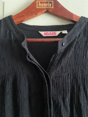 Blus - Blus från Indiska med hålmönster