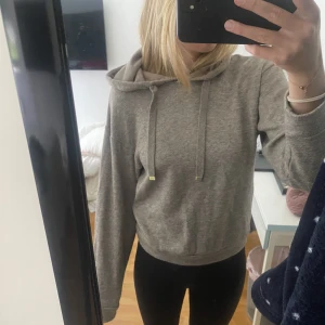 Tröja  - Fin och superskön stickad hoodie men använder inte!