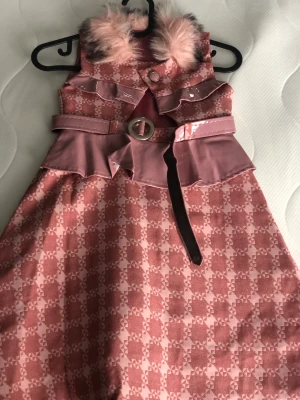 En kläning med fläder på  - Den är helt ny den var ganska liten för min dotter.