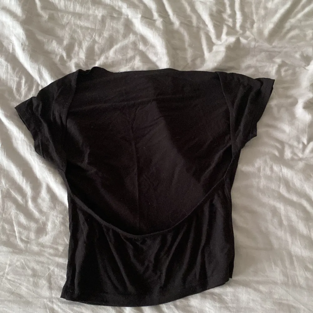säljer denna jätte fina tröjan som är öppen i ryggen! Skriv för fler bilder! . T-shirts.