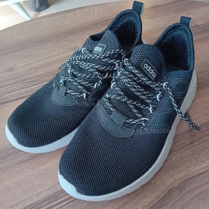 Adidas Skor - Gympaskor från adidas Storlek 41 och 1/3 (41,3). Knappt använda fin kvalitet. Pris kan diskuteras vid snabb affär!