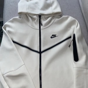 Nike tech fleece  - Säljer nu min vita tech fleece då den är en storlek för stor för mig. Använd få tal gånger, det finns inga fel på materialet.