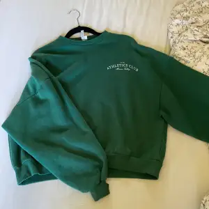 Grön sweatshirt från Nelly, jätte fint skick!!💚storlek Xs passar även S