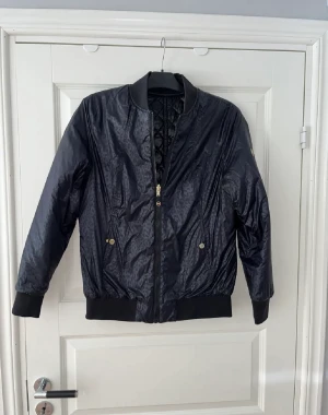 Bomber-jacka Michael Kors  - En Michael Kors bomber - jacka köpt i USA för några år sedan. Använd 3 gånger. Man kan vända den ”ut och in” så blir det en helt annan jacka beroende på tillställning🫶🏼😍 perfekt om man ska resa eller inte vill ha med för mycket jackor. 