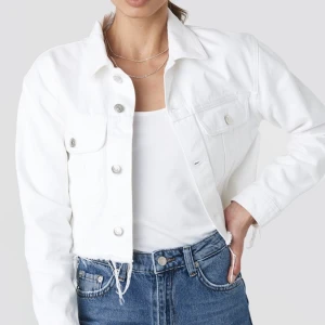 Vit jeansjacka  - Cropped Vit jeansjacka från NA-KD. För tight i armarna för mig. Nypris:500kr