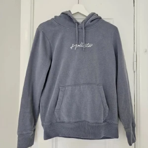 Hollister hoodie - Hoodie från hollister i superfin färg💕 Stl S herrstorlek, lite oversized på mig som brukar bära xs-s damstorlek 