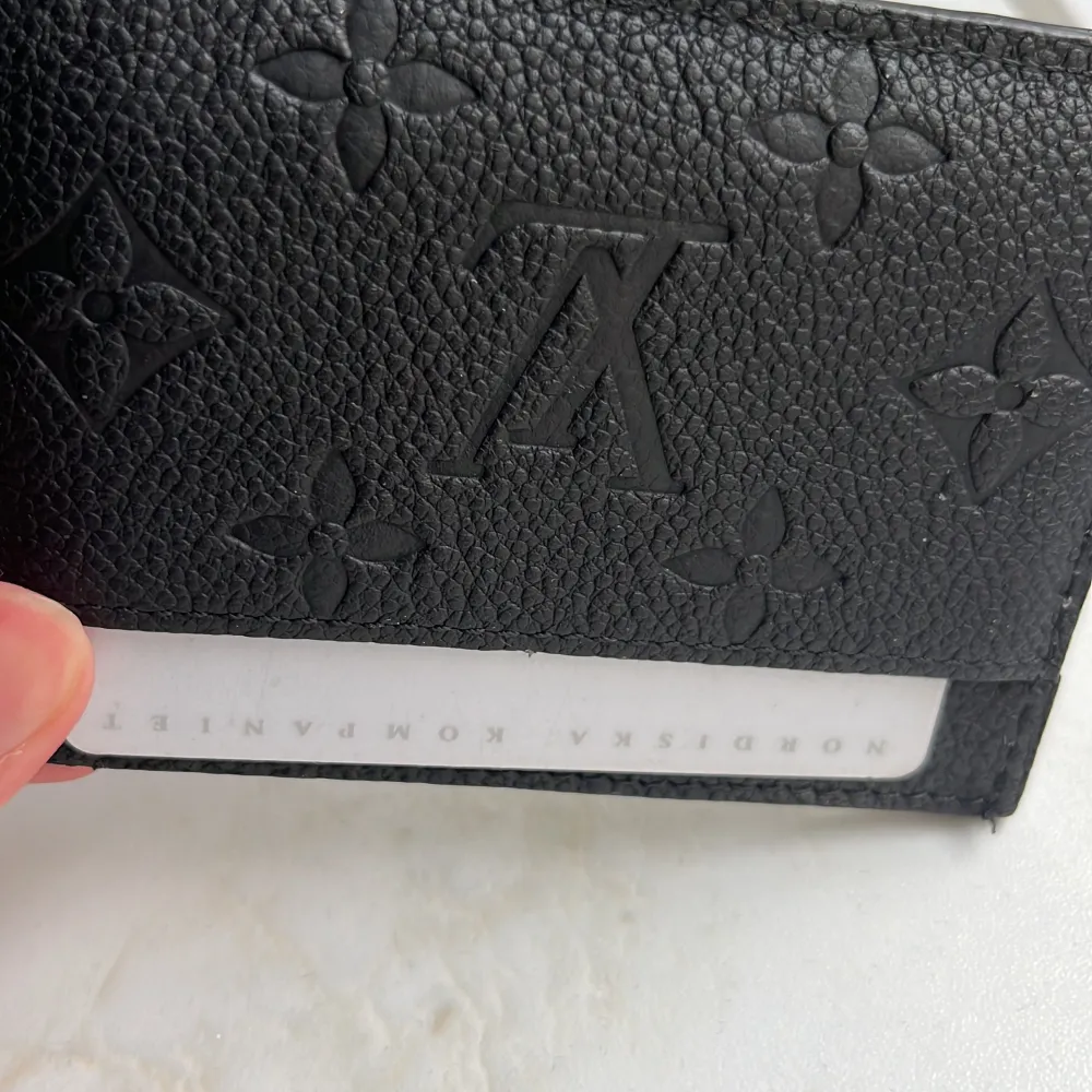 (Fake) Kort hållare i från louis vuitton i materialet  Monogram Empreinte Leather. I jätte bra skick samt väldigt bra material.  Kan sälja den för 550 kr om det är vid snabbköp. . Accessoarer.