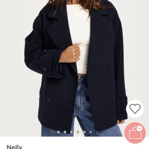 Nelly kappa - Söker någon som vill byta den här mörkblåa kappan mot storlek xs. Jag har den kappan i storlek s och tycker inte att den sitter så bra på mig så undrar om det finns någon som har den i xs och vill byta till s?🫶🏻🫶🏻