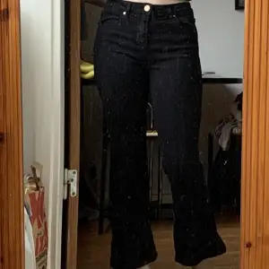 Svarta flare jeans i storlek S   Säljer pga de är för korta för min smak Jag är 160 cm   Bra skick!!