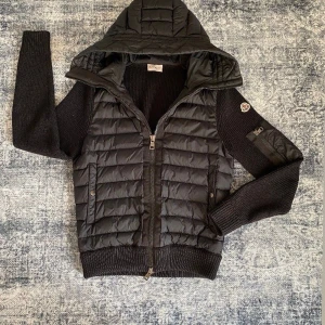 Moncler cardigan  - Jätte fin moncler cardigan som nästan är helt ny men inga skador.kvitto och påse kommer med 