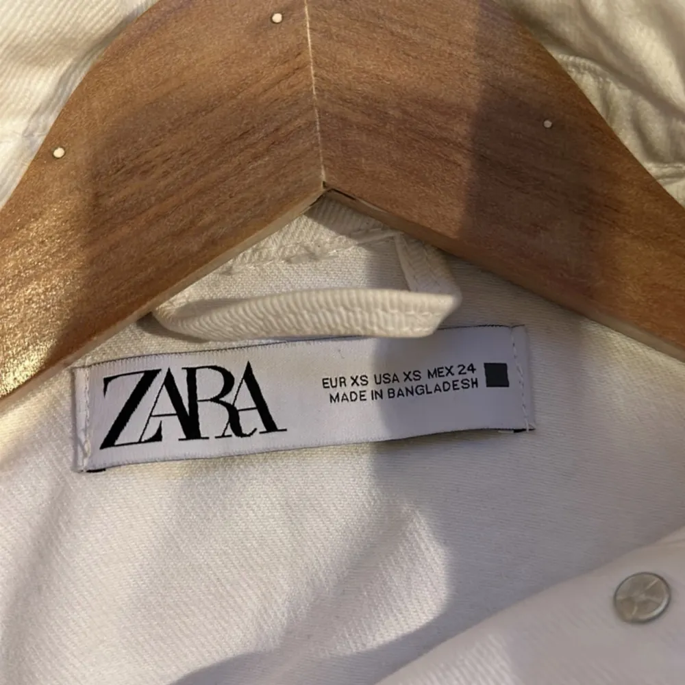 Jeansjacka från Zara, använd ca 2 gånger . Jackor.