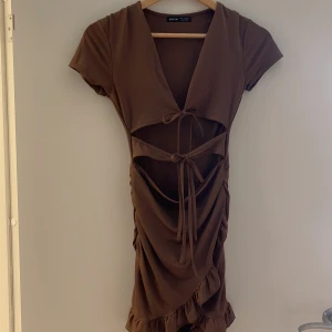 Klänning - Super fin på! Passar nog inte om man har lite större bröst. Fraktas eller hämtas i Tyresö.