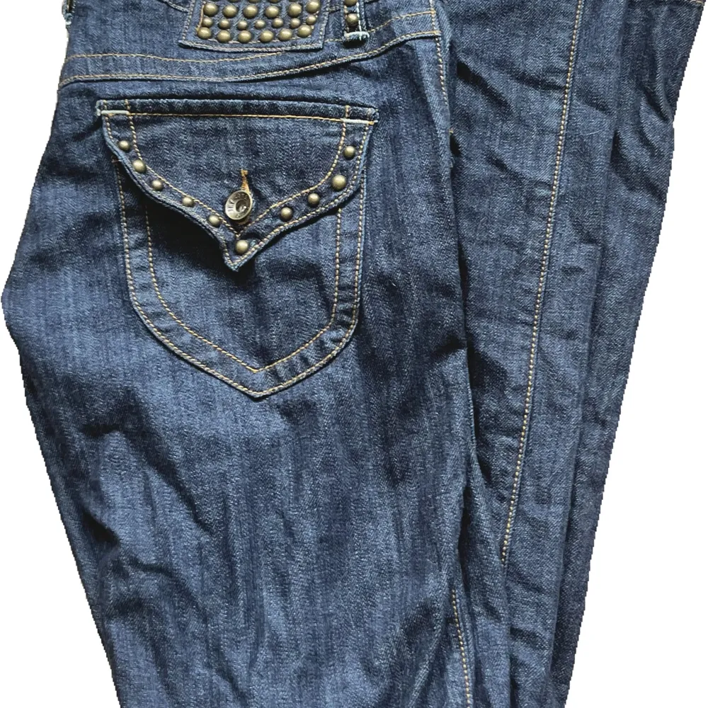 Supersnygga lågmidjade jeans med nitar på🎵 storlek 38 men relativt små i midjan. Jeans & Byxor.