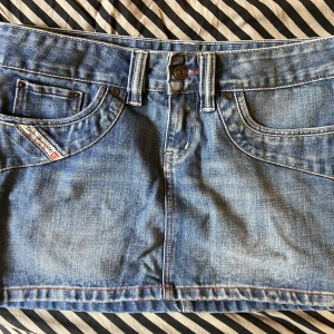 Jeanskjol  - Jättesöt disel jeanskjol som tyvärr är lite stor för mig. Fint skick. Det står xl men den sitter som m. Skriv om om du undrar över mått eller vill ha fler bilder etc