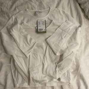 Topp - 2 likadana tröjor, dem är oanvända båda två men ena prislappen råkade ramla av när jag testade tröjan