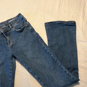 Jag säljer ett par jeans som är i fint skick. Köpta på bikbok för 600kr. Kontakta mig privat om du har några frågor eller funderingar!💕