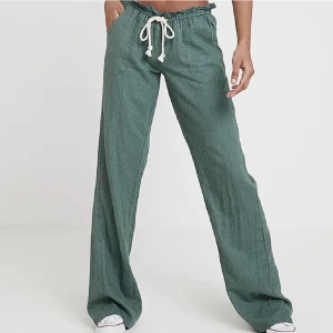 Gröna Roxy linnebyxor  -  Så himla fina gröna Roxy linnebyxor! Dom är av klippta ca 1cm så att dom skulle passa mig perfekt (jag är 165 cm lång). Frakten ingår i priset🥰😍