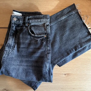 Gråa Zarajeans - 💓Gråa jeans 💓Storlek 38 💓Från Zara i ”tall”modell 💓kan skickas, köpare betalar frakt