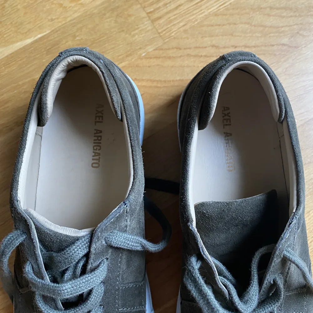 Axel Arigato skor i modell ’Platform Sneakers’. De är knappt använda så de är i väldigt fint skick. . Skor.