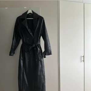 Skinn trenchcoat - Aldrig använd skinnimitation trenchcoat. Är i storlek 38, mycket efterfrågad! Köpte den för 799kr, säljer den för endast 249kr. Priset kan diskuteras👍🏼