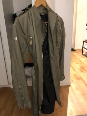 Kappa från rock and blue - Jätte fin kappa från rock&blue Men tyvärr har jag inte haft mycket användning av den. Ser sprillans ny ut.