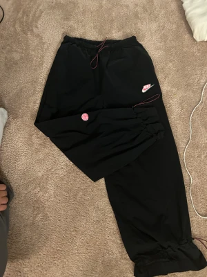 Nike byxor - Hej säljer mina Nike byxor har 2 par   2st=400kr 1st=200kr Storlek M men passar S