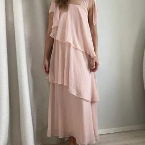 Dusty pink långklänning perfekt till midsommar eller bröllop.   Har liten fläck/prick framtill som knappt syns.