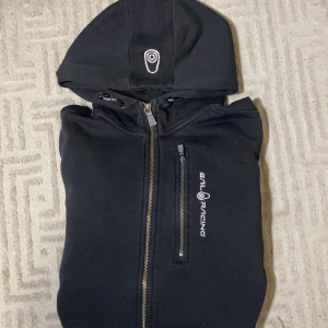 Sail racing  - Säljer pågrund av att jag inte använder den mer. (Hjälper en vän) jag kan mötas upp i Stockholm. Det är typ helt ny. M passar S