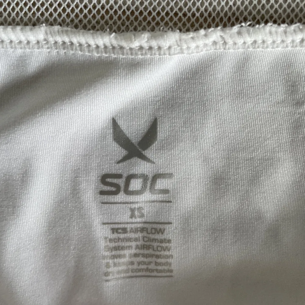 Säljer en kroppad träningströja i storlek XS från soc! Använd ett fåtal gånger.. T-shirts.