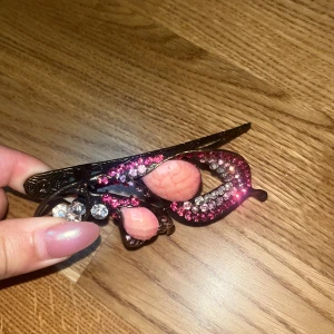 Galet fin Y2K hårklåmma! Från år 2008 🥹🩷 - Swipea för mer detaljerade bilder kolla in detaljerna och blinget 🥹🥹🤌🏽🤌🏽🩷😍😍 fick denna i present av mamma när jag va 8 år hittade den hemma nu när jag storstädade 🩷🥹