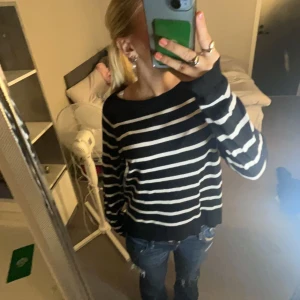 Randig tröja - Superfin randig tröja från zara som är super fint skick💞