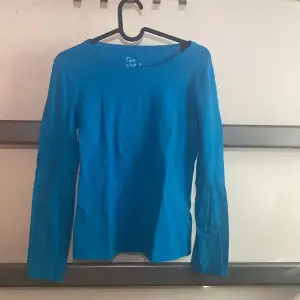 En vanlig blå långärmad tröja