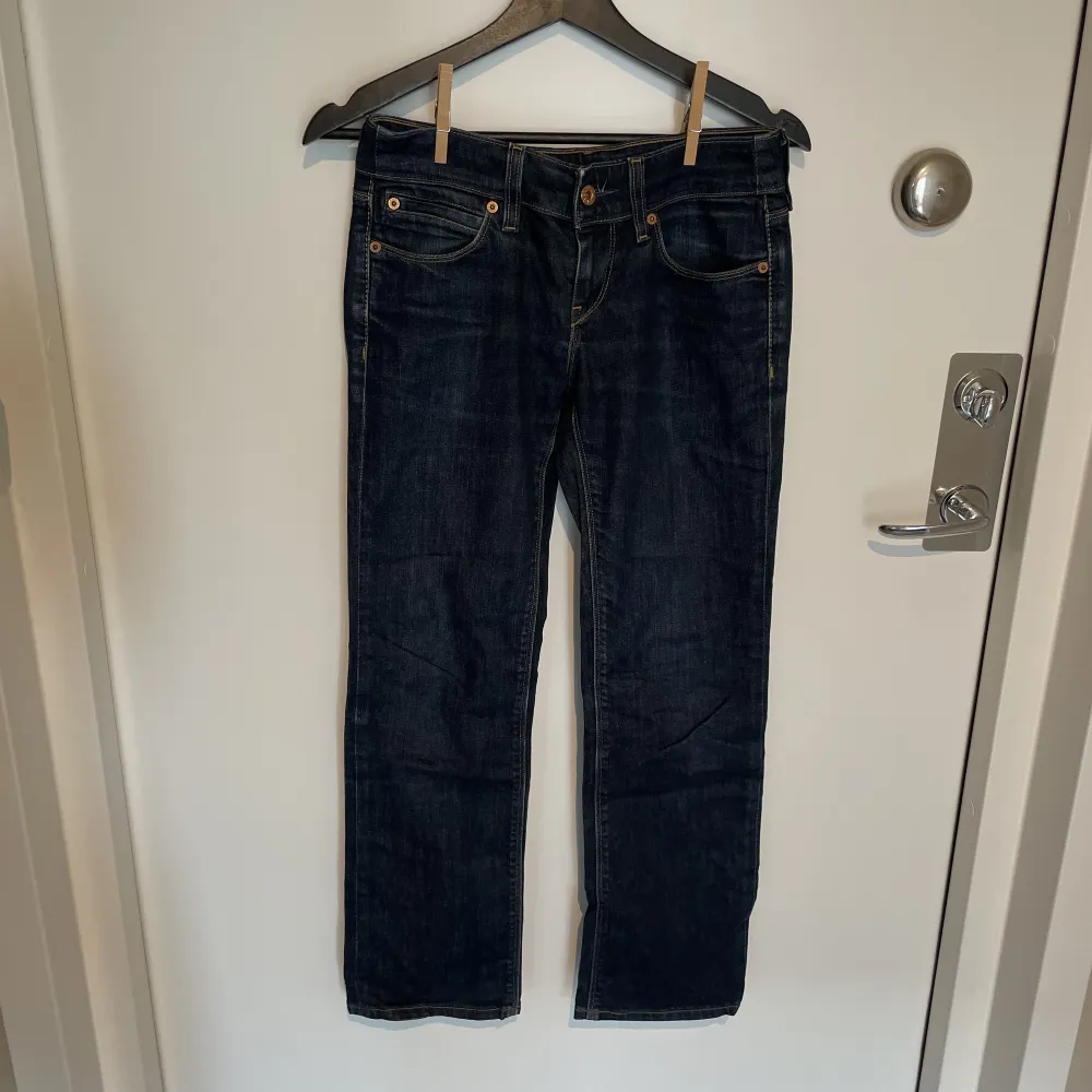 Fina jeans i fint skick  Fler frågor eller vill ha fler bilder? Hör av dig!. Jeans & Byxor.