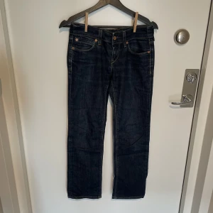 Levis Jeans - Fina jeans i fint skick  Fler frågor eller vill ha fler bilder? Hör av dig!