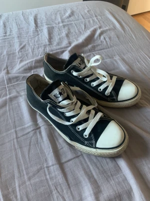 Converse  - Svarta låga converse i använt men bra skick, stl 39, 100kr + frakt men pris går att diskutera🩷