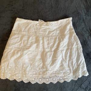 Jättefin vit kjol som aldrig riktigt kommit till användning. Använd fåtal gånger, bra skick☺️Storlek 42/m. Den behöver dock strykas lite:) 