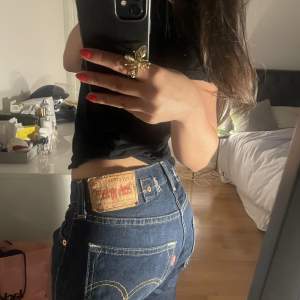 Säljer dessa jättefina Levis jeans som tyvärr inte kommer till användning. Står ingen storlek då jag har klippt bort lappen men sitter bra på 34/36/38 beroende på hur baggy du vill ha dom 💗