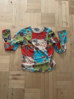 Meshtop - Cool meshtop! Litet hål på axeln annars toppskick! Skriv vid funderingar 💘