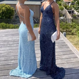 Söker endast!  - Söker denna klänning från Dressroom Linné i storlek 38 eller 40 i någon av färgerna rosa, mörkblå, blå eller röd. Är 174 cm lång och har tillgång till sömmerska. Inga fantasipriser utan ett rimligt pris. 