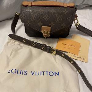 Säljer nu min älskade Louis Vuttiol väska då jag är sugen på att köpa en ny. Äktahetsbevis finns samt dustbag men inget kvitto tyvärr då det köptes flera saker i samband med väskan💖