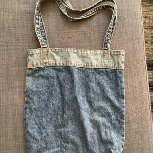 Tygkasse storlek 28 x 33  - Finns ett mindre hål. Lindex, 