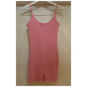 Rosa klänning med slits - • Rosa klänning med slit från Shein • Storlek 36/ S • Reglerbara band • Använd - nyskick (använd 1 gång) • 70kr + frakt ❗️Köparen står för frakt❗️