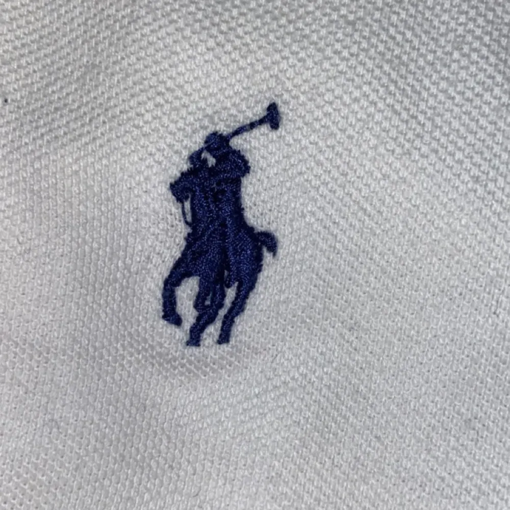 Polo Ralph Lauren Piké köpt på Zalando för 1075kr,pris går att diskutera Säljer då den inte passade och ej går att lämna tillbaka Aldrig använd . T-shirts.